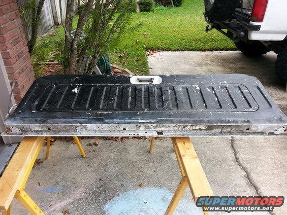20131115_100913.jpg another shot of the rust on the tailgate lip.