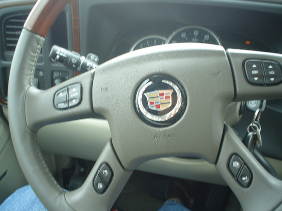 escalade_steeringwheel.jpg 