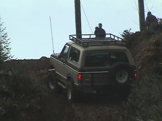 shoot-n-run-tsf--feb-21-2004-001.jpg Ken making his way up the Powerline trail