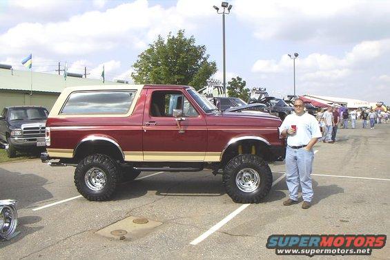 bronco_jason.jpg Buddy of mine beside a bronco with 4" suspension lift and 3" body and 33's