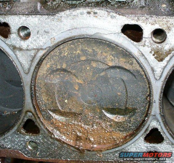 p1030451--pass-cylinder-block-cracked.jpg Close-up of the cracked block.