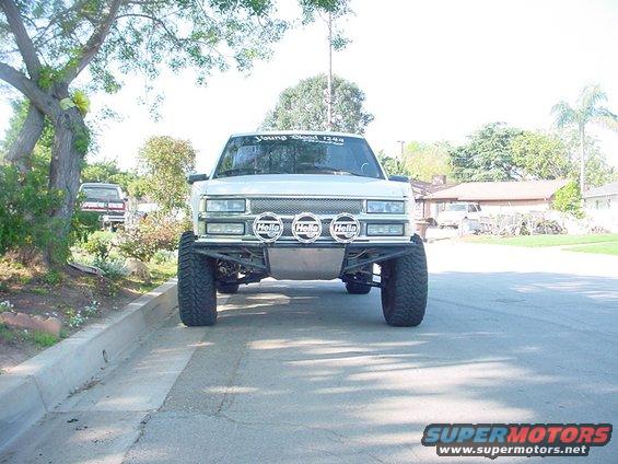 dsc00004.jpg Ryan 89 silverado prerunner.  350, 4.56s, CST longtravel w/custom prerunner bumper and 3 hella 4000s.