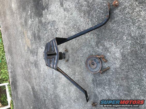 img_0573.jpg OEM interior spare carrier with original hardware. Pulled from 4th gen Bronco ('87-'91). Any rust appears to be surface rust.