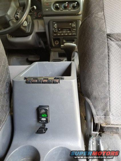 20180810_143736.jpg This dual USB power socket is wired to the cigar lighter.  There's also an FM modulator with iPhone fire connector up front.