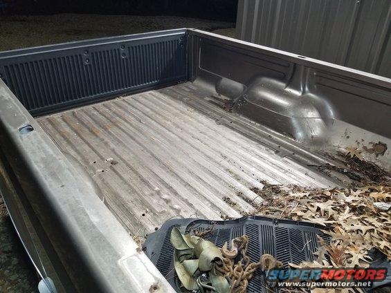 20191230_212830.jpg There are several bolt holes in the bed from the 5th-wheel rails, but no rust or goose-neck hole.  The 7-blade socket was installed low, angled up, so it's full of mud.  After cleaning it, I'll move it up to a vertical surface.