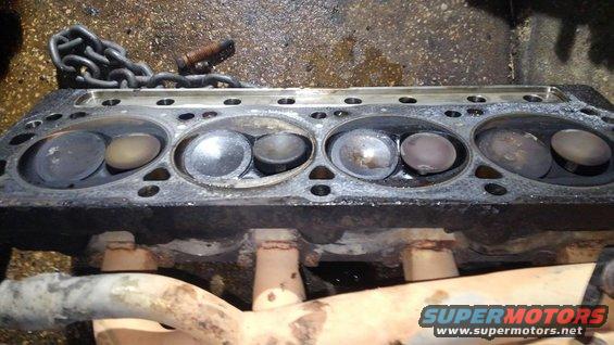 kimg0202.jpg other cylinder head. exhaust valves largely stuck open