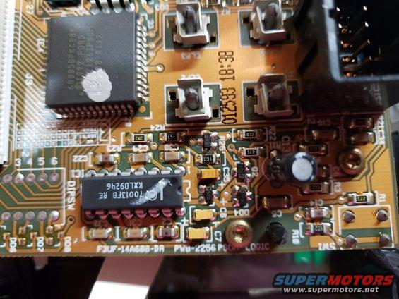 20200831_144407.jpg 93 Bronco PSOM logic board. Looks to be the same as the 93 Aeorstar board.  In fact, the whole cluster assembly looks nearly identical except mine has a tachometer and the Aerostar transmission indicator has an extra D spot whereas the Bronco has PRND21.
