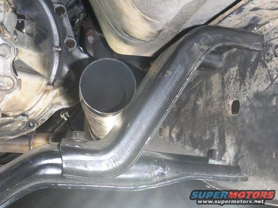 dscf2507--right-xmember-perch-tight-fit.jpg Can squeeze the right upper perch in, but it's too tight against the exhaust pipe to push it in enough to get the top bolts in.