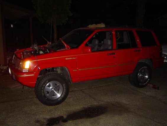 engine-installation-015.jpg Dark pic but you can see how it sits wit some weight in the front after 2" lift