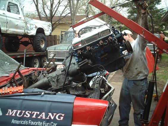 dscf0060.jpg Pulling the motor and trans out