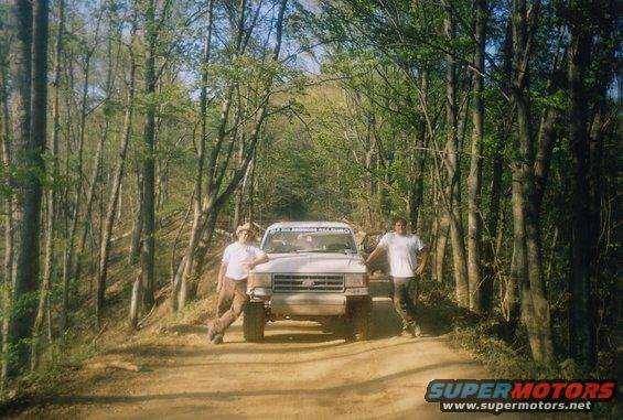 windrock5.jpg Co-pilot, Brian, the Bronco, and Brad stop for a picture on trail 2.