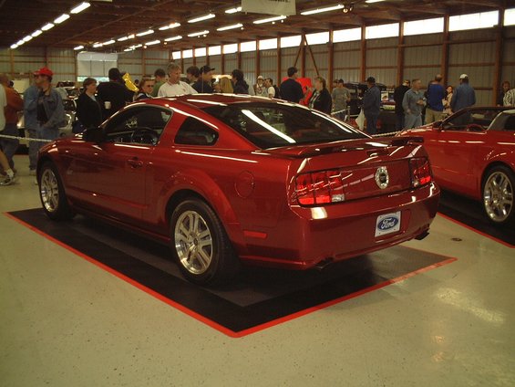 dscf0104.jpg 2005 Mustang PRODUCTION rear (notice the difference in bumper between the production and concept)