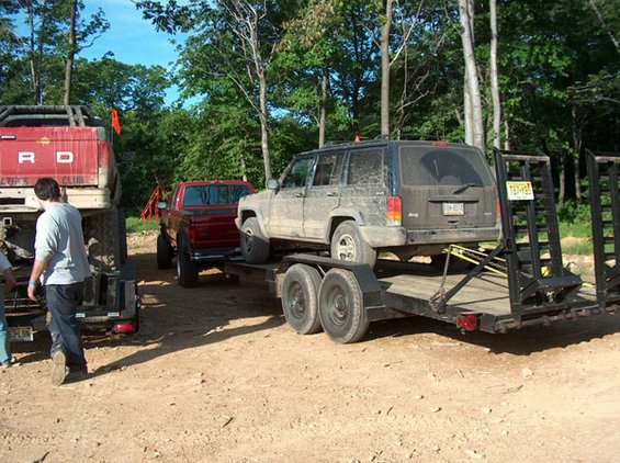 kentrailer.jpg Ken's Jeep on the trailer after his tranny let go.