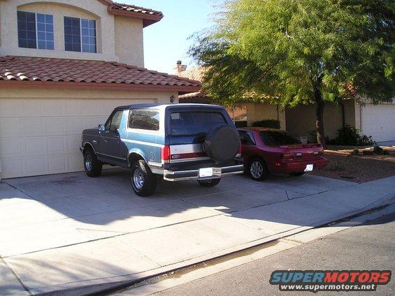 bronco-002.jpg Bronco next to the bros 240sx