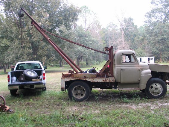 boom-truck.jpg Figured this old international would be handy at removing the D44 from my truck. The boom truck doesn't run, btw, so no PTO winch :(