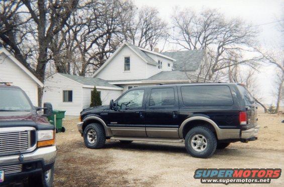 00-x-danielles5.jpg Here is another picture taken with the F250

The rig has no lift and I think looks good with the larger wheels.