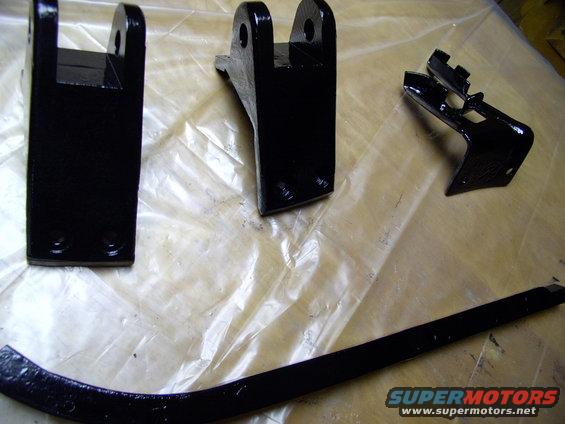 img_0095.jpg Put the wire brush to these tailgate carrier parts. Then used a rust stopper (Loctite's Extend) then nailed em' with Krylon's rust paint.