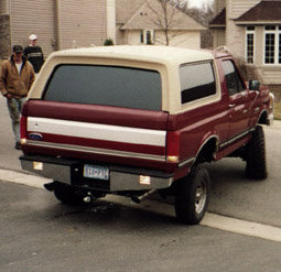 pic04.jpg Pulling her back into the driveway to reinstall the 35's.