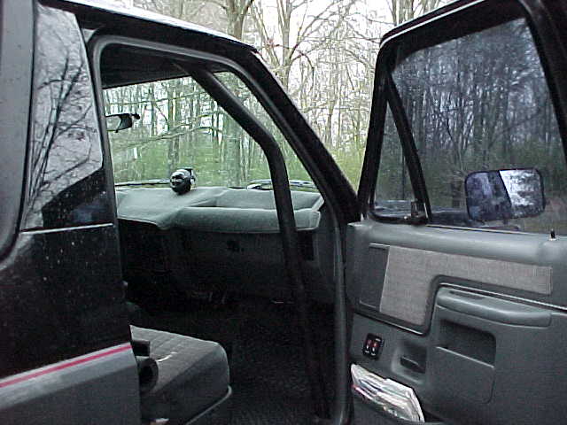 mvc015s.jpg rollcage in a Bronco