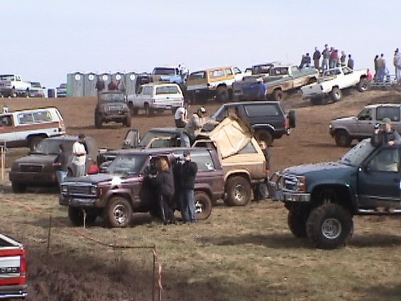 dsc02006.jpg Bronco guy tears off his roof, maybe it hit him in the head while running the course, it wasn't attached to well.