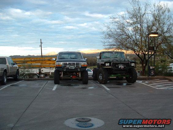 dscfx.jpg My 93 Bronco 8" lift with 35" tires compared to 78 Bronco with 40" tires.