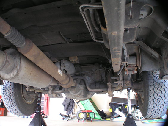 p4150031.jpg Sway bar, radius rods, and the start of some more underbody rust :(.