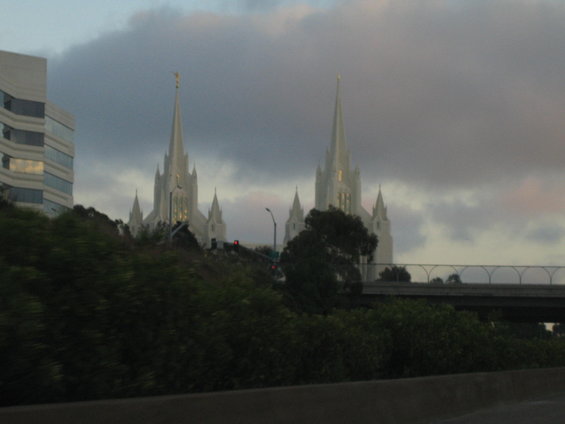 img_0336.jpg I love this Building!
Its a Mormon temple.