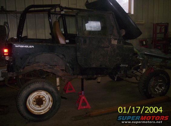 jeep-build-005.jpg Dana 60 under the rear springs, needing 42's