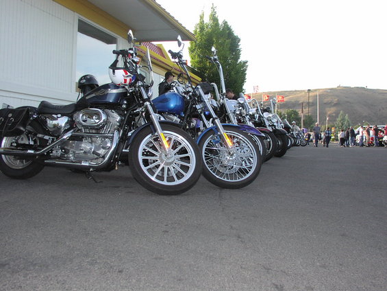 03june05-(49).jpg now some Harleys