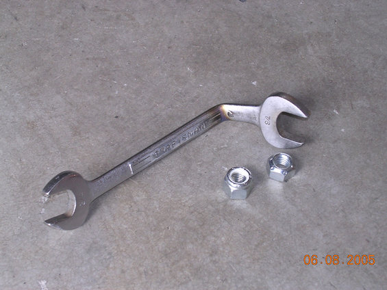 tool.jpg had to make this tool to tighten the upper nut/bolt for the shackle