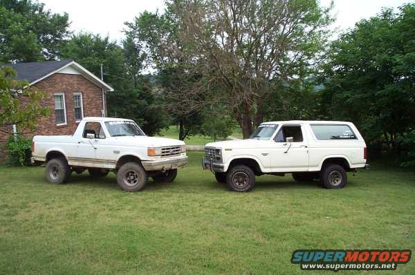 p1003005_1.jpg My 88 Bronc with a 4" lift and SAS Vs My 85 Bronc with 2.5" lift