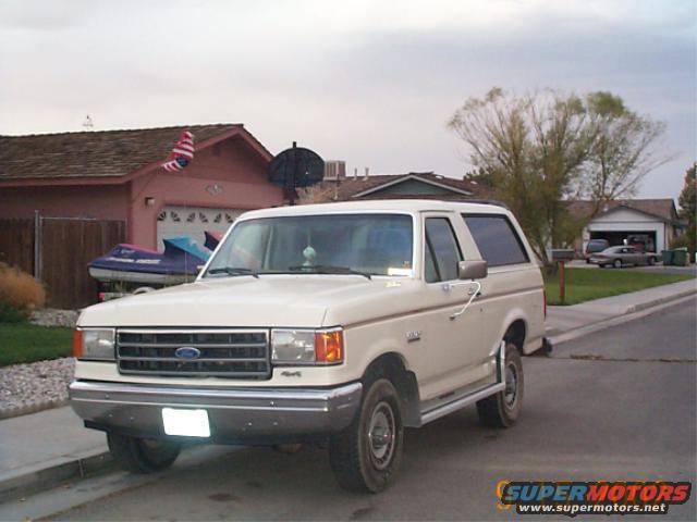 bronco-2.jpg My first vehicle, the exact way it came to me, man it looks short and goofy. notice the ugly pinstriping down the side.