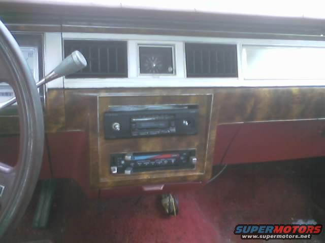 aug14_006.jpg Climate Control, Radio, analog clock