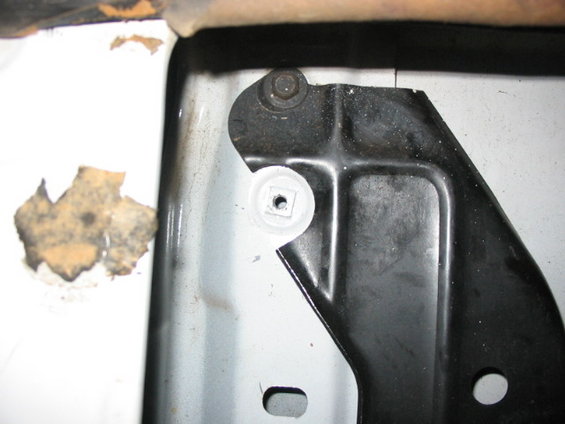 109_0933.jpg the other hole I used, before bolting down hanger. 