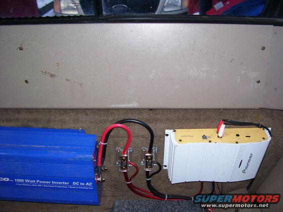 100_0004.jpg Pic of amp and 1000w dc/ac inverter.  Ran a 4 gauge wire up to battery with inline fuse.