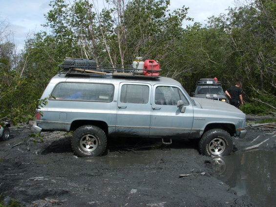 memorial-day05-010.jpg Rear diff stuck on a stump.