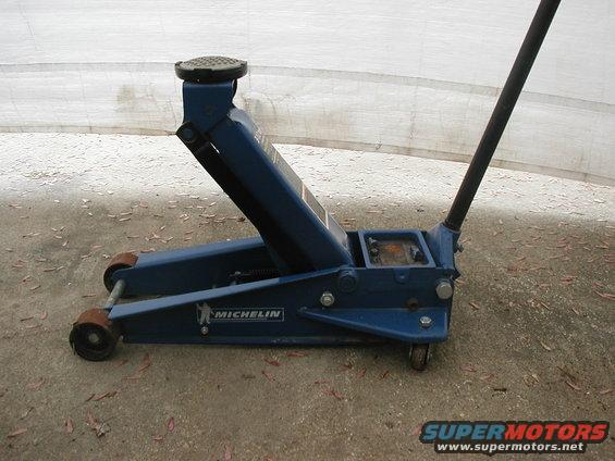 p1010037.jpg michelin 3 1/2ton floor jack