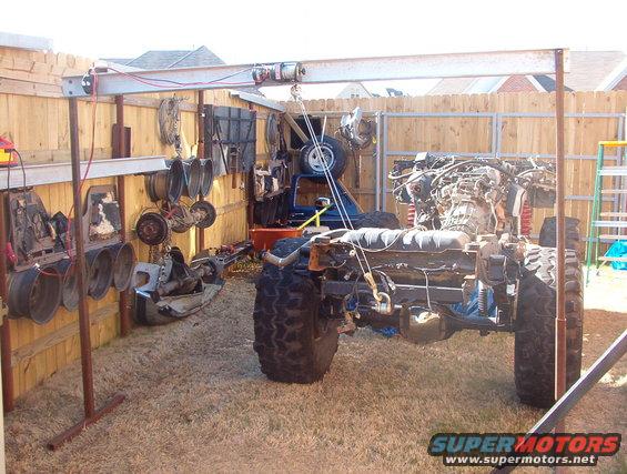 03winch.jpg The first test was to shift the back end of this lifted SAS'ed Bronco chassis to the center of my tiny work yard.