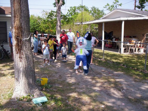 easter-2006pinata.jpg 