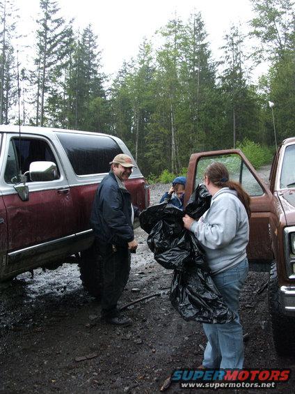 dscf1237.jpg GETTING READY TO PICK UP TRASH