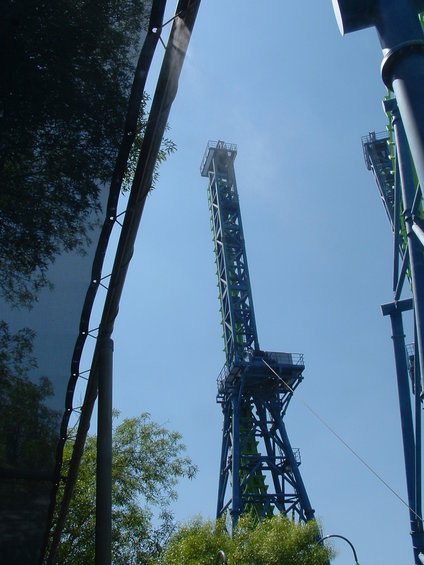 dscf0187.jpg The first tower on Deja Vu, where the cable pulls the train upward to start the ride.  The second tower is on the right, where it pulls the train up to allow it enough speed to go thru the tracks backwards.