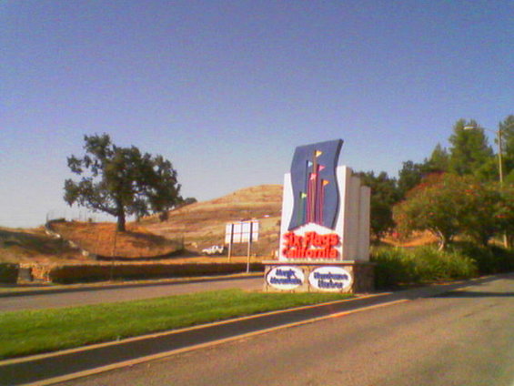 picture004.jpg Entrance sign to Six Flags Magic Mountain