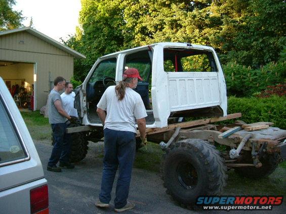 dscf0444.jpg Hand bombing the F350 cabn onto the frame (with some help :)  )