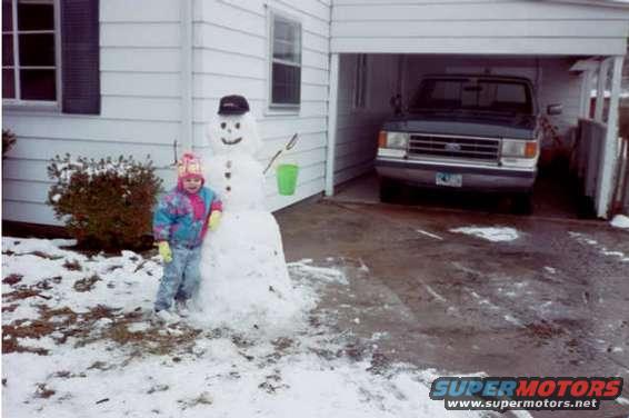 img24.jpg first snow in Illinois (used all the snow in the yard for the snowman) my daughter age 3