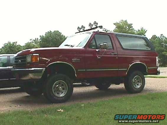 kizerbronc1.jpg lift w/ small tires and ugly light bar