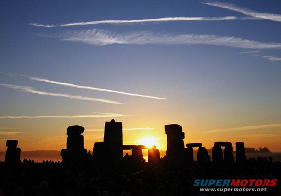 summer_solstice_sunrise_over_stonehenge_2005.jpg 