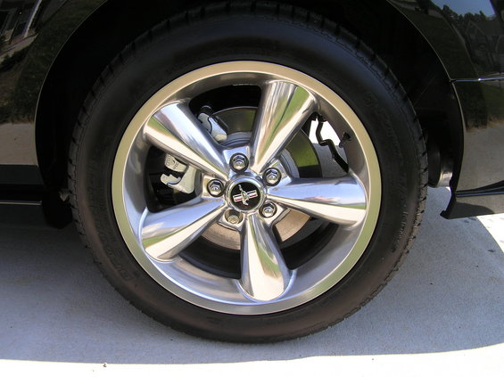 pa040088.jpg 18" Polished Aluminum Wheels (wish they were chrome, but Ford didn't offer chrome as a factory option)