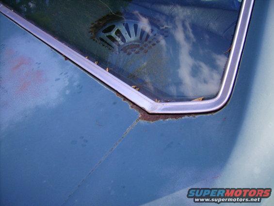 dsci0646.jpg Rear Window - Looks like surface rust, could be more under the trim