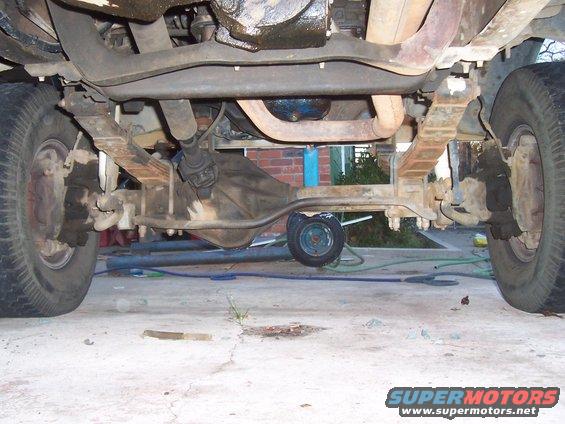 100_2388.jpg rear view of front axle. Notice front sway bar. 