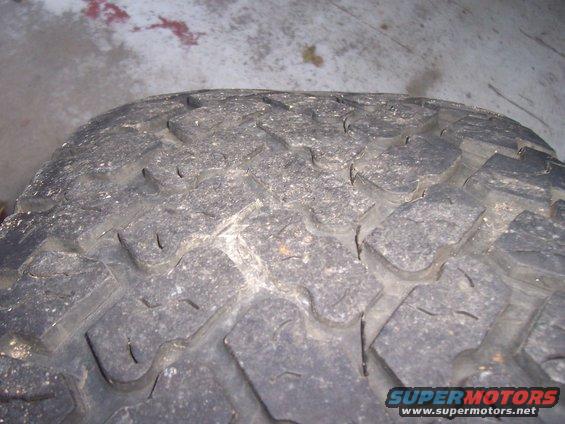 100_2384.jpg right rear tire's tread